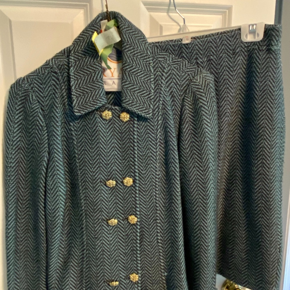 St. John Collection Skirt Suit Santana Knit SZ 4
